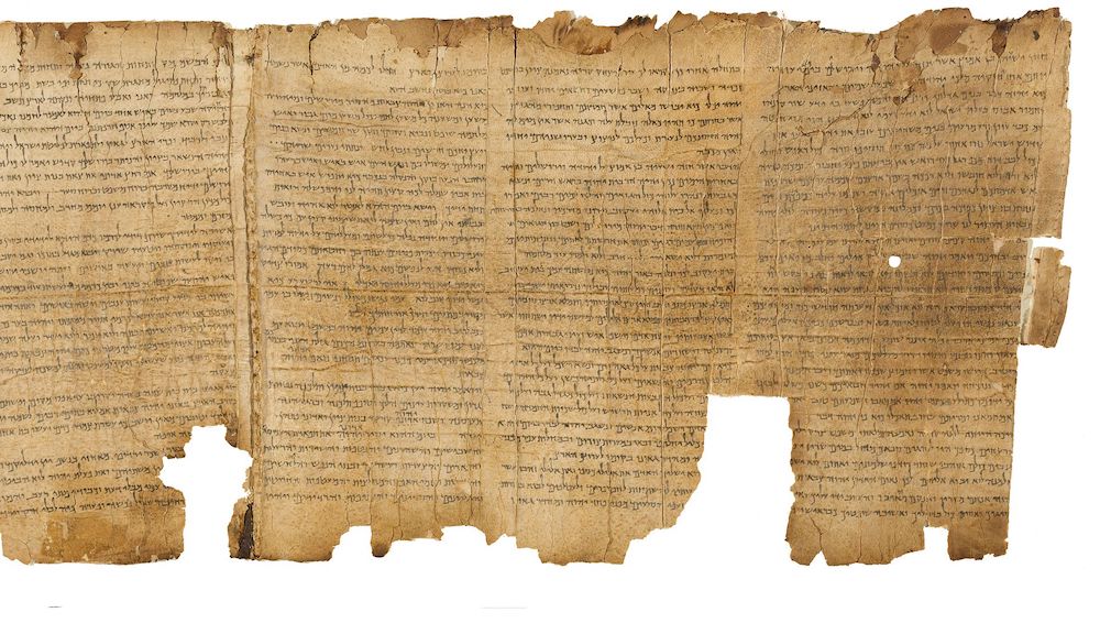 Rouleau d’Isaïe (1QIsab) provenant de Qumran, datant d’avant 100 av. J.-C.; encre sur parchemin; il s'agit du manuscrit le plus complet et le plus grand (734 cm); découvert in loco, il est conservé actuellement au Musée d'Israël à Jérusalem.